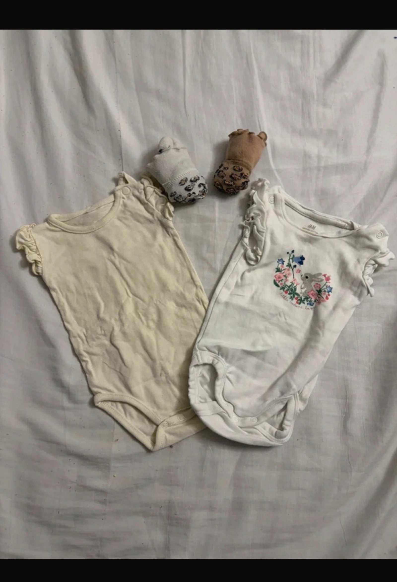 Lot bébé fille 56 cm - bodies volants + chaussettes léopard